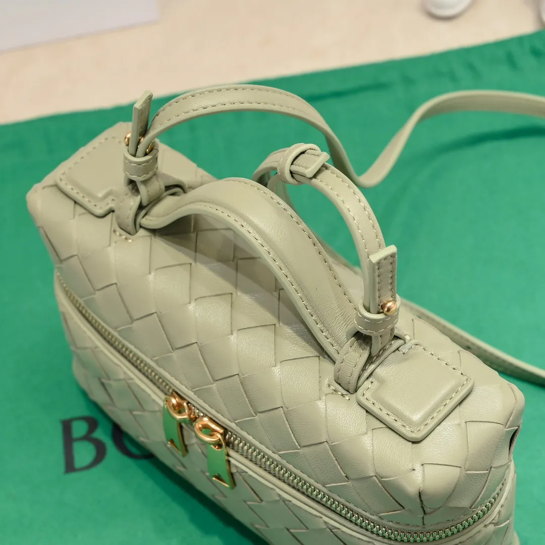 Batch 1360 Bottega Veneta 24 spring and summer woven zipper crossbody bag. A crossbody bag that can be used as a cosmetic bag. The exquisite weaving and compact body are an indispensable accessory for the upcoming summer. The double zipper also better protects the bag. It has a large capacity. If you like it, don’t miss it. Style number: 9109 Size: 22*12.5*5cm